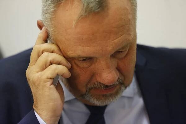 Šéf poslanců KSČM Kováčik leží ve vážném stavu v nemocnici. Měl propadnout střechou