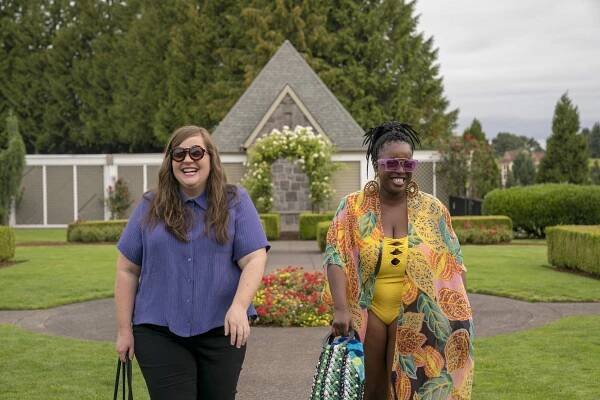 Shrill - Pool - Z filmu - Aidy Bryant, Lolly Adefope