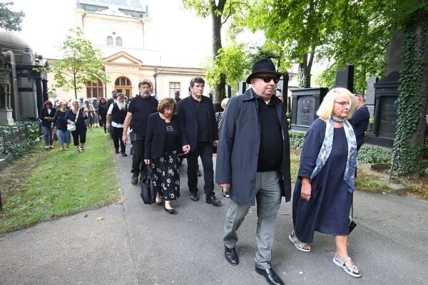 Židovský pohřeb zpěvačky Yvonne Přenosilové (†76): Jarmulky, »ztracený« syn a slzy kamarádky Filipovské
