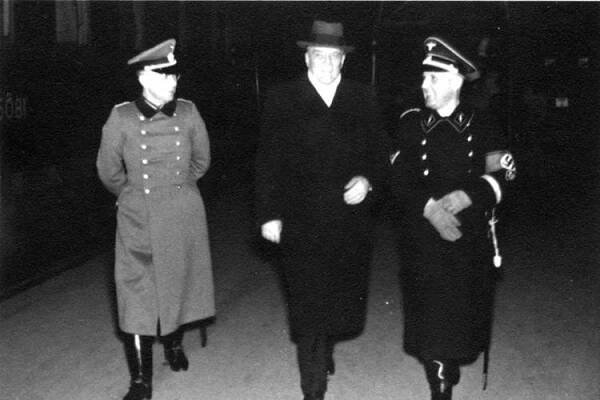 Heinrich Müller walking with soldiers