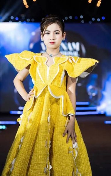 4 media representatives for Vietnam International Junior Fashion Week