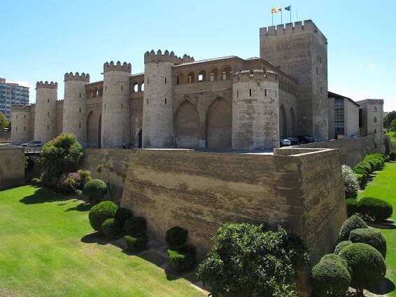 Soubor:Zaragoza-Aljaferia-exterior-2.JPG – Wikipedie