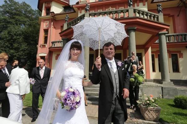 Trávníček se počvrté oženil! Kornová mávala vztyčeným prostředníčkem