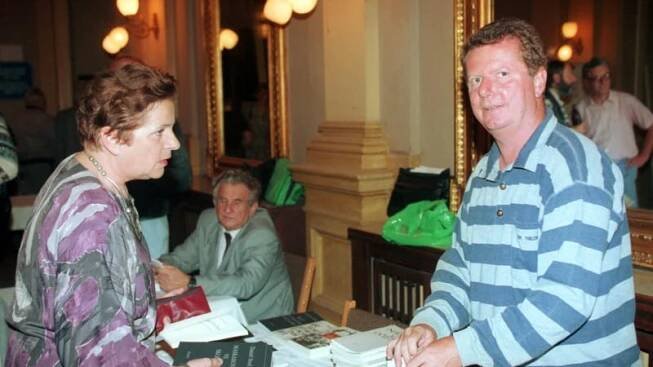 Jiřina Švorcová na snímku s básníkem a spisovatelem Karlem Sýsem. 