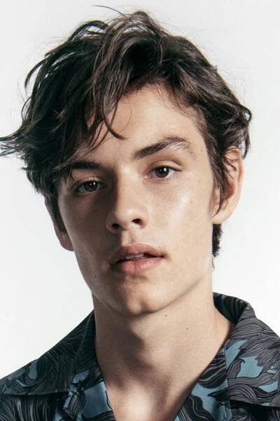 Louis Partridge herec