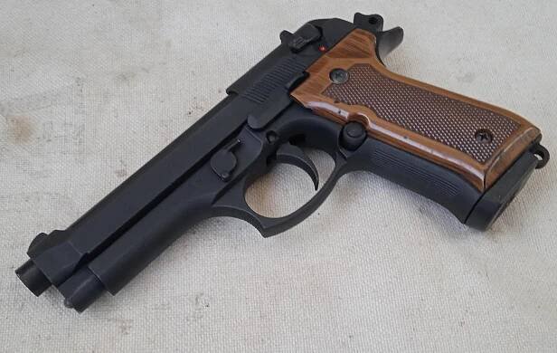 Pistole legenda Beretta 92F 9mm P.A.K, bez registrace, expanz, světlic - Sběratelské zbraně