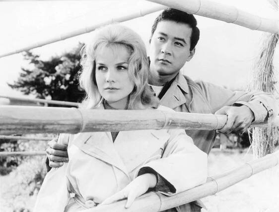 Carroll Baker, James Shigeta - Bridge to the Sun - Z filmu