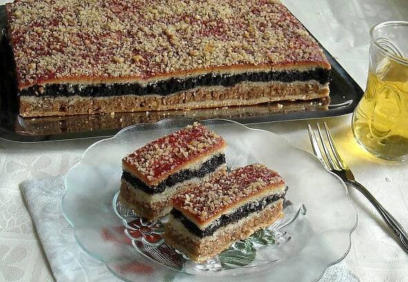 Babiččin koláč s mákem a ořechy! Toto je nejlepší dezert, který vás nikdy neomrzí (RECEPT)