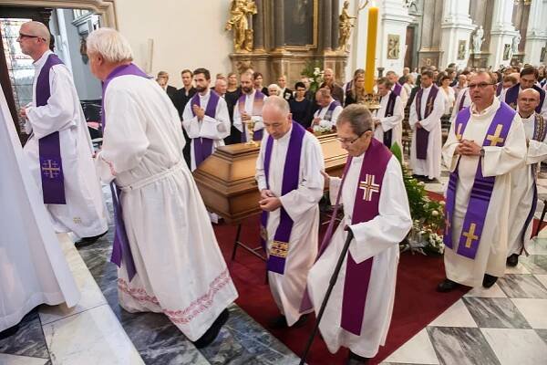 Pohřeb otec Jan Kabeláč 2015 | Farnost Brno - Židenice u kostela sv. Cyrila a Metoděje