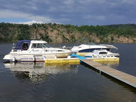 Kotvení lodí u mola na Oboz 59, ta nejmenší lodička je ta naše :-). (Foto: Pavel Kratochvíl)