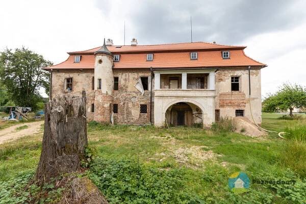 Zámek Ohrazenice na Táborsku se mění díky novému majiteli k nepoznání