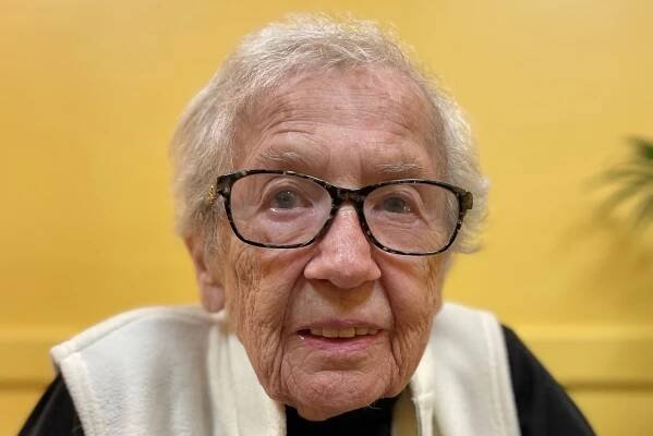 Eva Haňková při natáčení rozhovoru v České škole TGM v Chicagu, 2022