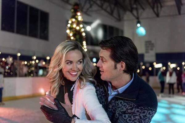 Emilie Ullerup, Kristoffer Polaha, 'Hearts of Christmas', 2016 