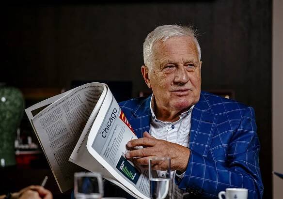 VIDEO: Nakažený Václav Klaus prokašlal svou poslední přednášku. Naštěstí byla online