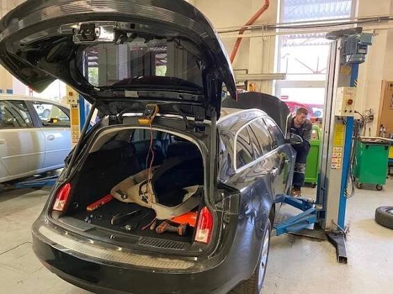 Opel Insignia plnění klimatizace, oprava elektroinstalace