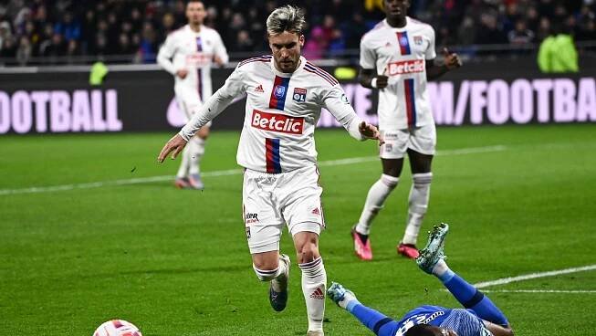 Grenoble zdramatizoval pohárové utkání s Lyonem, ale favorit si postup pohlídal