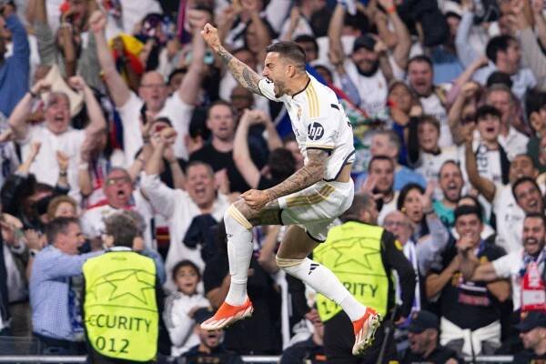 Fotbalisté Realu Madrid slaví vítězství nad Bayernem Mnichov (8. 5. 2024).