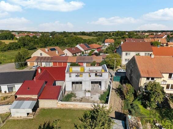 Fotografie nemovitosti - Prodej prosvětleného bytu 3+kk se zahradou, krytou terasou a parkovacím stáním, Prušánky