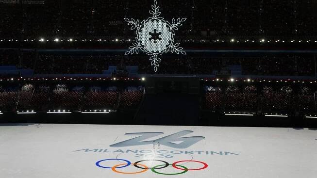 Logo pro Zimní olympijské hry 2026 v Itálii promítané na ledovou plochu při závěrečném ceremoniálu ZOH v Pekingu