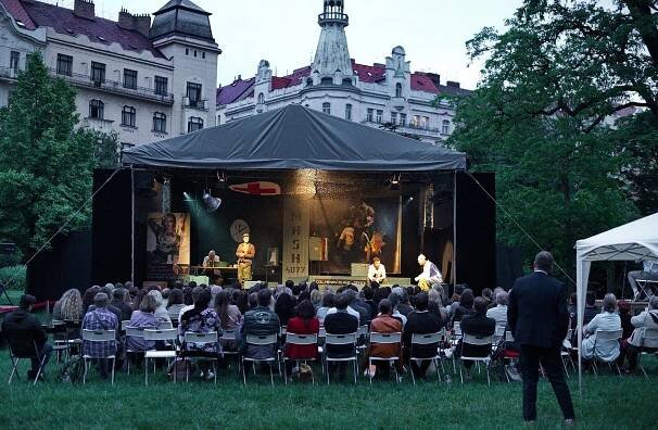 Nekašlete na kulturu a komunitní život. Ani v létě
