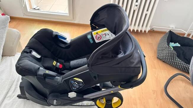 Autosedačka/kočárek Doona+, základna ISOFIX + další doplňky (komplet)