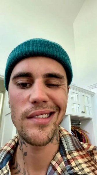 Jak je na tom Justin Bieber, kterému ochrnula půlka obličeje? Zpěvákova manželka Hailey promluvila