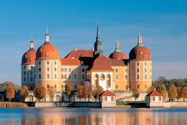 Zámek Moritzburg. Zdroj: Staatliche Schlösser, Burgen und Gärten Sachsen gemeinnützige GmbH. Foto nepodléhá licenci Creative Commons.