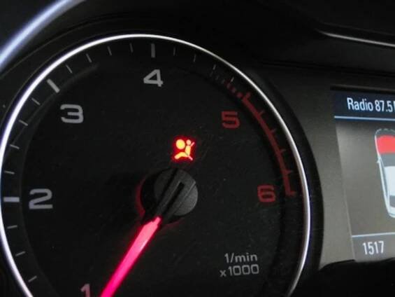 Co by měl řidič dělat, když se rozsvítí kontrolka poruchy airbagu - AutoŽivě.cz