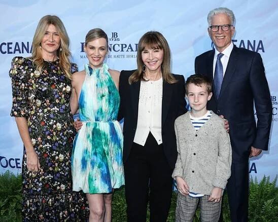 Herečka Laura Dernová, herečka Leden Jones, herečka Mary Steenburgenová, Xander Dane Jones a herec Ted Danson přijíždějí na čtrnáctou výroční letní párty Oceana SeaChange, která se konala 23. října 2021 v soukromé rezidenci v Laguna Beach v Kalifornii — Stock obrázek