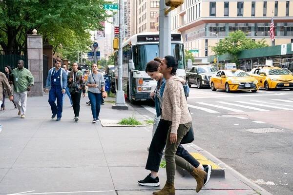 Nemocnice New Amsterdam - Jsme v tom spolu - Z filmu - Janet Montgomery, Shiva Kalaiselvan