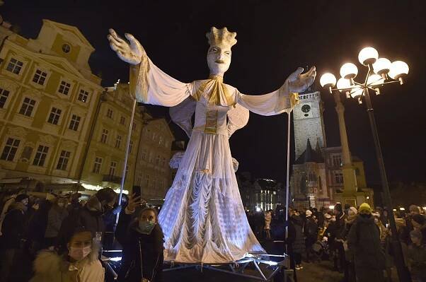 Obří anděl a tanečníci prošli centrem Prahy. Zahájili festival Za dveřmi