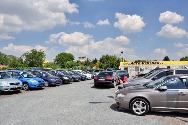 Sháníte levné, ale spolehlivé auto? - Zpětné zrcátko