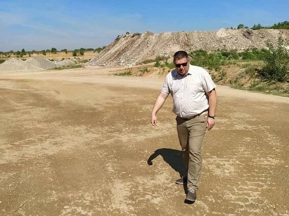 V bývalé pískovně v Božicích na Znojemsku má vyrůst skládka odpadu, místní se bojí o kontaminaci podzemních vod. Na místo se osobně přijel podívat i senátor a starosta Moravského Krumlova Tomáš Třetina (na snímku).