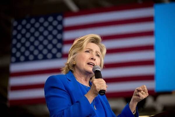 Zmena plánov. Clintonová naberá druhý dych a pokračuje v kampani