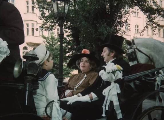 Lubomír Kostelka, Josef Vytasil, and Stella Zázvorková in Slamený klobouk (1972)