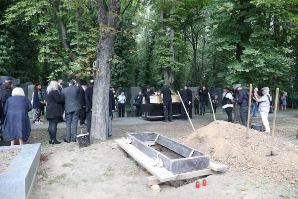Židovský pohřeb zpěvačky Yvonne Přenosilové (†76): Jarmulky, »ztracený« syn a slzy kamarádky Filipovské