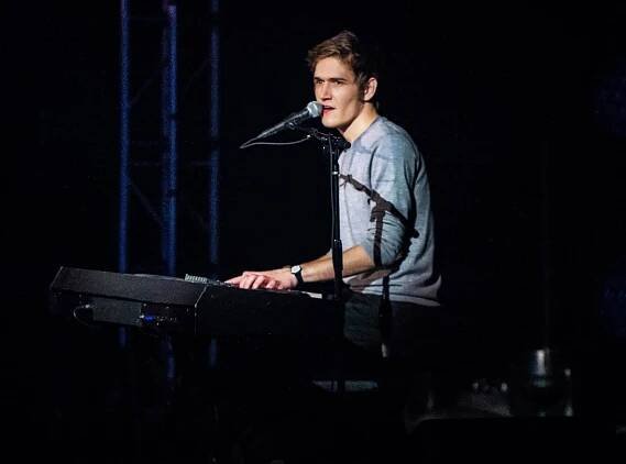 Bo Burnham, Discovered on the Internet, Now Challenges It