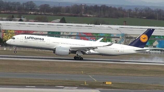 Airbus A350 ve starých barvách společnosti Lufthansa - iDNES.tv