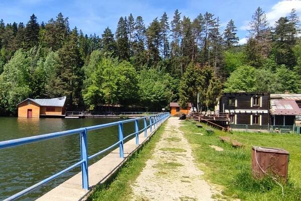 Historická chata pri jazere je po požiari na zbúranie: Postaviť chcú novú | Regióny.sk