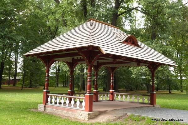 Naun stezka Zmeck park u zmku Kinskch, Valask Mezi