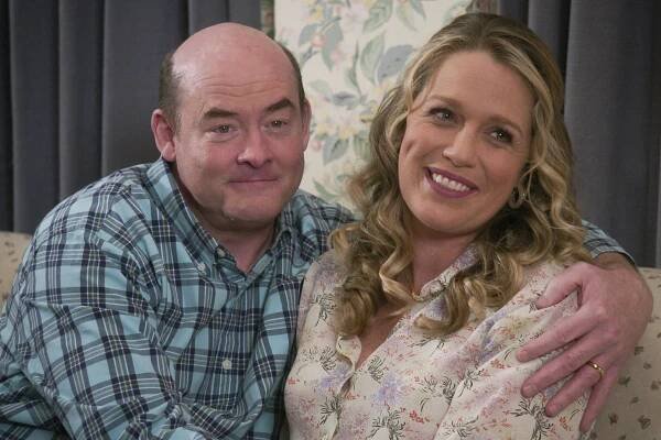 Goldbergovi - Geoff's New Hat - Z filmu - David Koechner, Jessica St. Clair