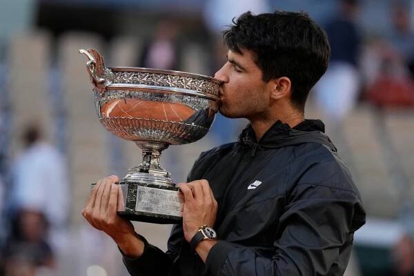 Alcaraz besa la Copa de los Mosqueteros