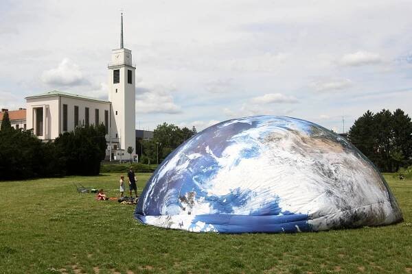 V Brně nafoukli obří model Země. Pokochejte se pohledem jako z vesmíru