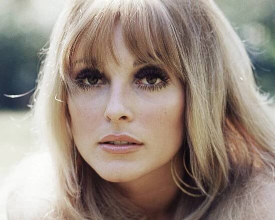 Sharon Tate jako módní ikona 60. let: Její styl květinové dívky inspiruje dodnes. Prohlédněte si galerii
