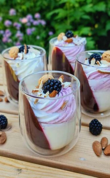 Mandlová panna cotta s ostružinami ve skleničce