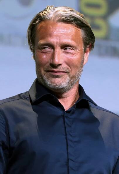Johnny Depp spielt den Schwarzmagier Gellert Grindelwald im ersten und zweiten Film; im dritten Film übernahm Mads Mikkelsen diese Rolle