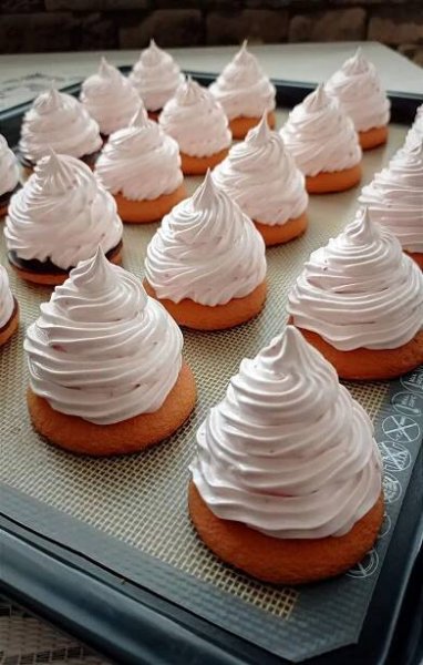 Jak připravit lahodné indiánky s jahodovým piškotem: recept od paní Jančíkové - ProSvět.cz, 2025