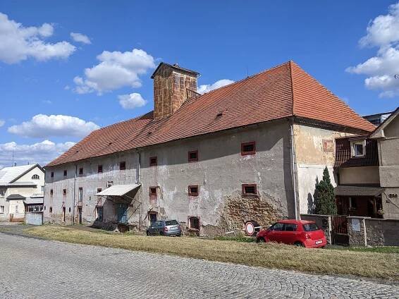 Soubor:Kostelec nad Černými lesy - panská sýpka čp. 675 v Českobrodské ul. (stav září 2024).jpg