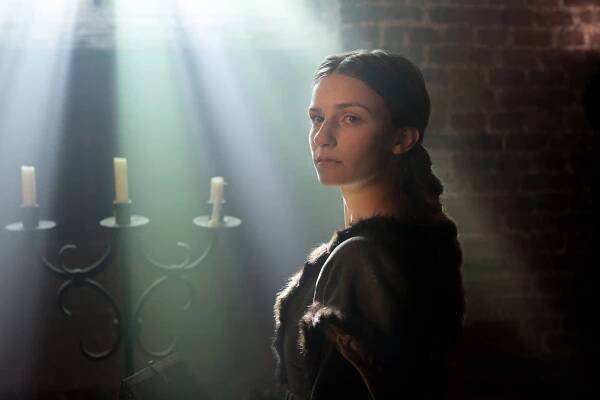 Bílá královna - Láska a smrt - Z filmu - Faye Marsay