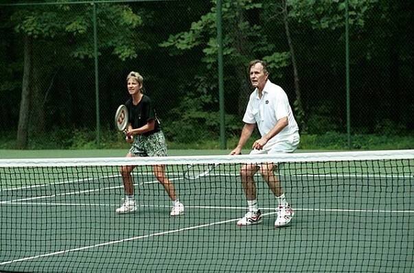 Soubor:Georges Bush & Chris Evert playing tennis at Camp David.jpg – Wikipedie
